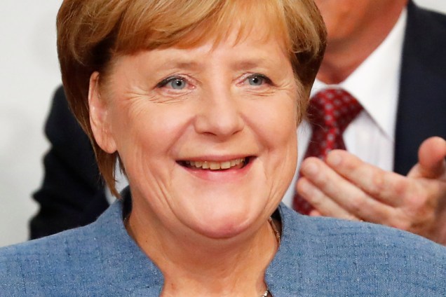 A primeira-ministra da Alemanha, Angela Merkel do partido União Democrata Cristã (CDU), reage aos primeiros resultados de boca de urna, em Berlim