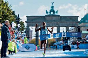 FAVORITO – O queniano Kipchoge, vencedor da prova em 2015, busca o bicampeonato e o recorde mundial