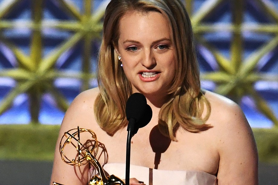 A atriz Elizabeth Moss na 69º premiação Emmy Awards, em Los Angeles - 17/09/2017