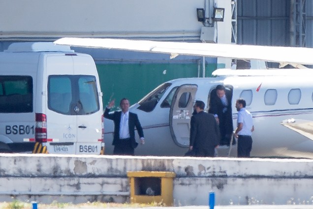 O empresário Joesley Batista, acompanhado do delator Francisco Assis e Silva, da JBS, descem do jatinho no aeroporto de Brasília, na manhã desta quinta (07)