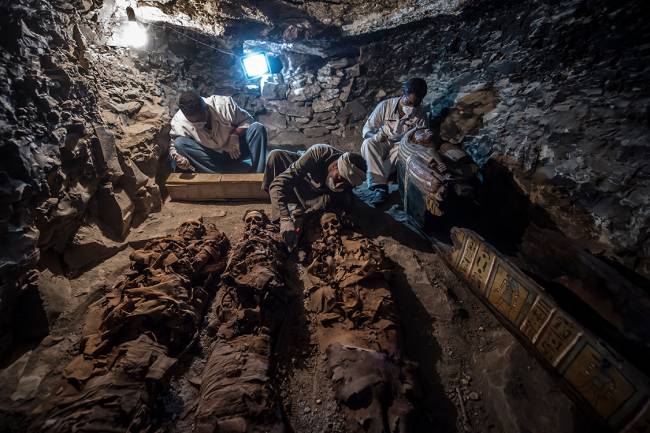 Arqueólogos escavam tumbas recém-descobertas no Egito