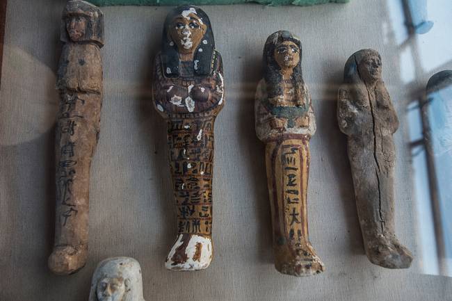 Arqueólogos escavam tumbas recém-descobertas no Egito