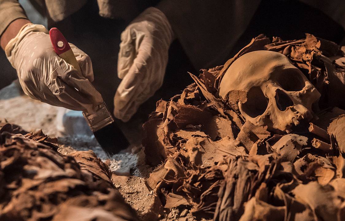 Arqueólogos escavam tumbas recém-descobertas no Egito