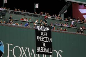 Faixa sobre o racismo durante partida de beisebol nos EUA