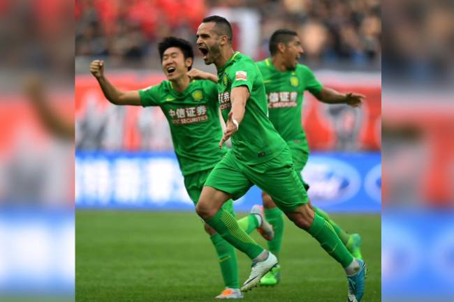 Renato Augusto comemora um dos dois gols marcados durante uma partida pelo Beijing, na China