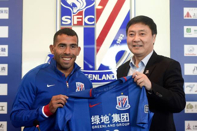 Carlos Tevez durante apresentação no Shanghai Shenhua