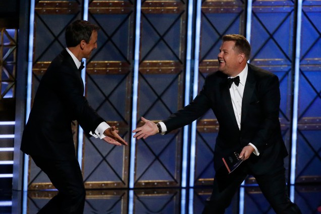 Seth Meyers e James Corden durante a 69º premiação Emmy Awards, em Los Angeles - 17/09/2017