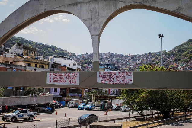 Moradores estendem faixas pedindo paz em passarela na favela da Rocinha, na zona sul do Rio de Janeiro - 27/09/2017