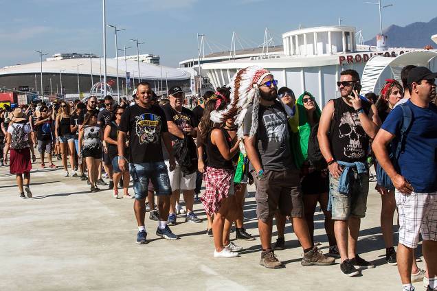 Público na fila no sexto dia da sétima edição do Rock In Rio realizada no Parque Olímpico do Rio de Janeiro, RJ - 23/09/2017