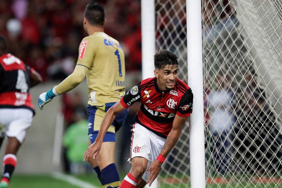 Lucas Paqueta comemora após marcar para o Flamengo contra o Cruzeiro