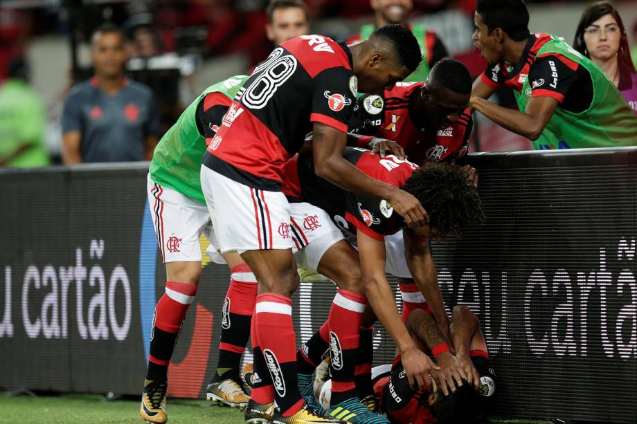 Jogadores do Flamengo comemoram gol contra o Cruzeiro