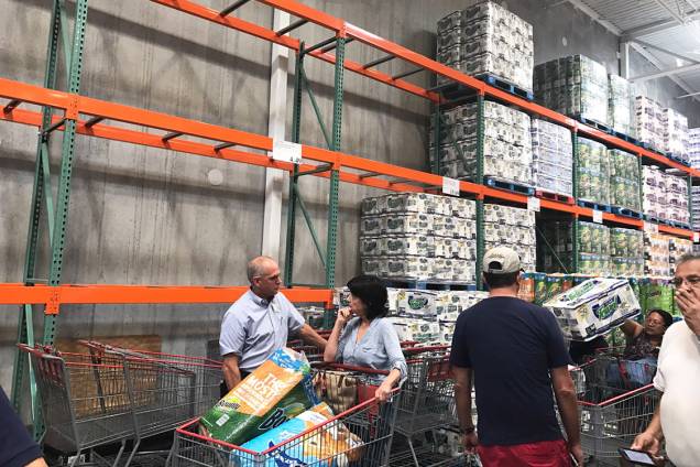 Pessoas esvaziam supermercado em busca de suprimentos, na cidade de Deerfield, na Flórida, durante a passagem do furacão Irma