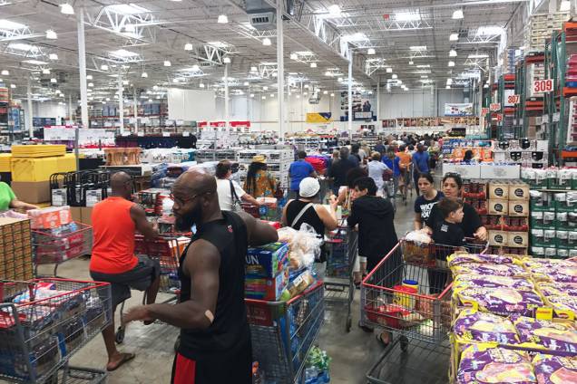 Pessoas fazem fila em supermercado na cidade de Deerfield, na Flórida, durante a passagem do furacão Irma