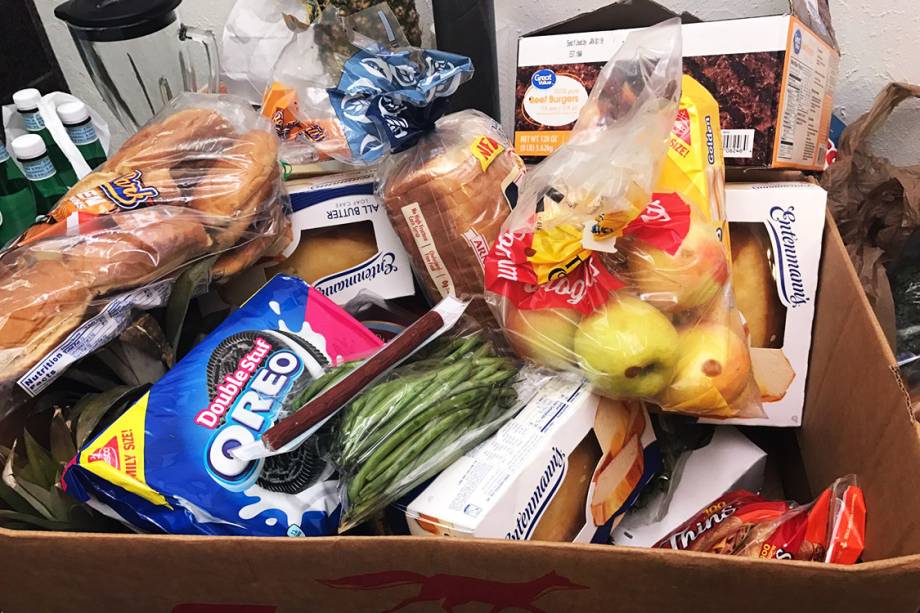 Pessoas esvaziam supermercado em busca de suprimentos, na cidade de Deerfield, na Flórida, durante a passagem do furacão Irma