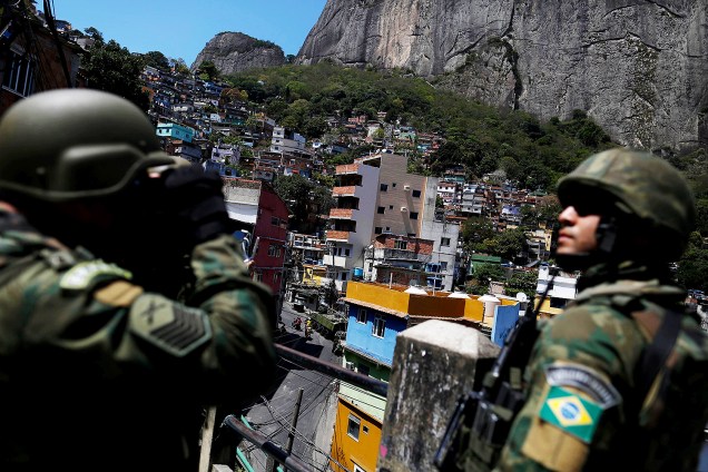 Militares das Forças Armadas realizam patrulhamento na favela da Rocinha, na zona sul do Rio de Janeiro - 26/09/2017