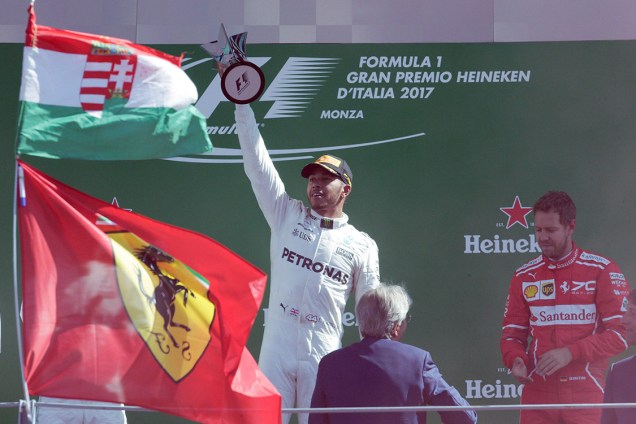 Lewis Hamilton comemora após vencer o GP de Monza