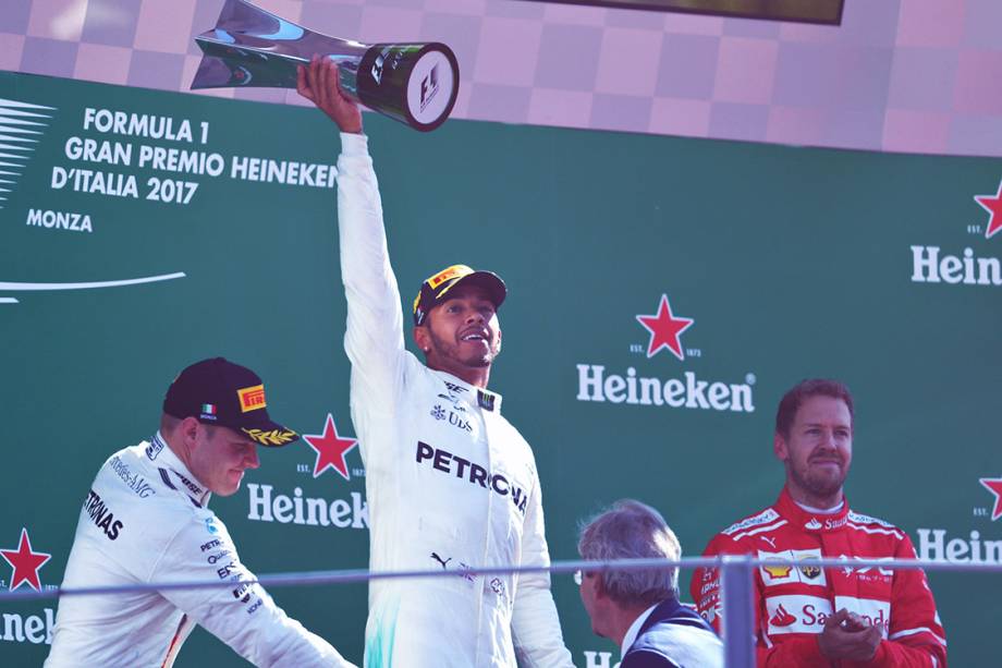 Lewis Hamilton comemora após vencer o GP de Monza