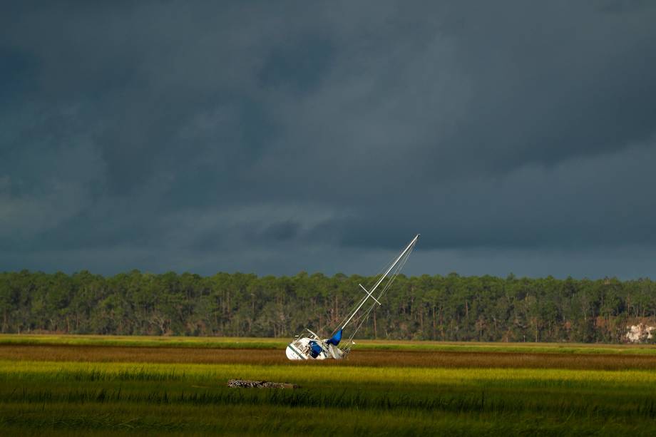 Um barco é visto jogado no pântano depois de ter sido tirado do cais pela força do furacão Irma na cidade de St. Marys, na Georgia - 12/09/2017