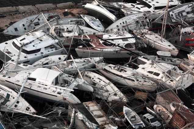Barcos aglomerados destruídos são vistos de um avião após a passagem do furacão Irma na Ilha de São Martinho, Países Baixos - 11/09/2017