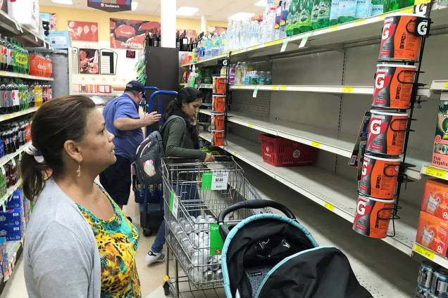 Supermercado fica sem estoque de água, devido as preparações para a chegada do furacão Irma, em Miami