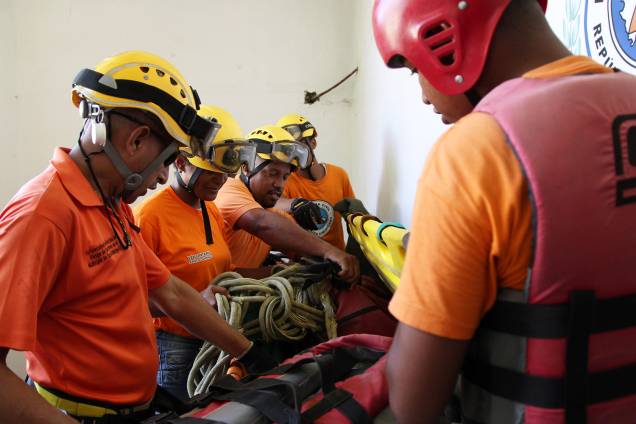 Membros da defesa civil preparam os equipamentos para a chegada do furacão Irma, em Santo Domingo, República Dominicana