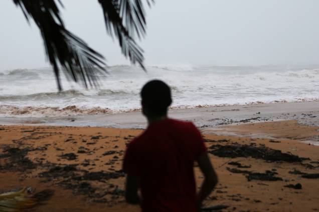 Homem observa mar agitado na praia de Luquillo, devido ao furacão Irma, em Porto Rico