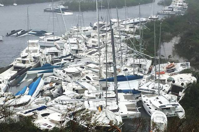 Barcos são empurrados pelo vento e se amontoam na costa durante passagem do furacão Irma, nas  Ilhas Virgens Britânicas