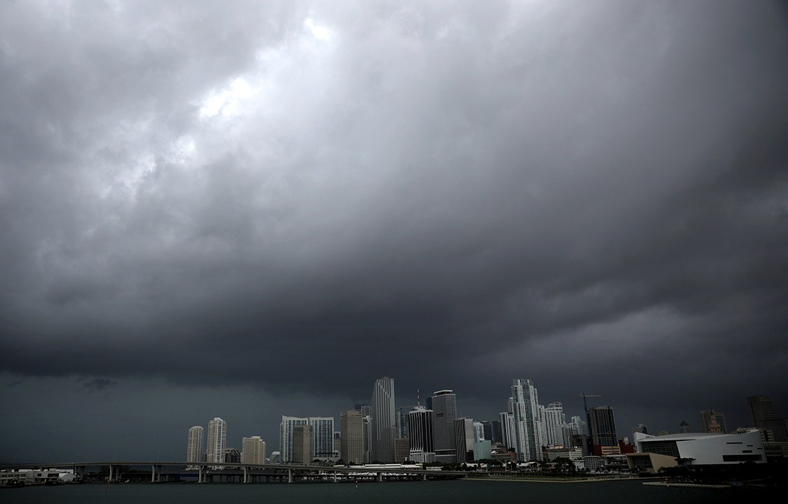 Tempestade causada pelo furacão Irma se aproxima de Miami, na Flórida