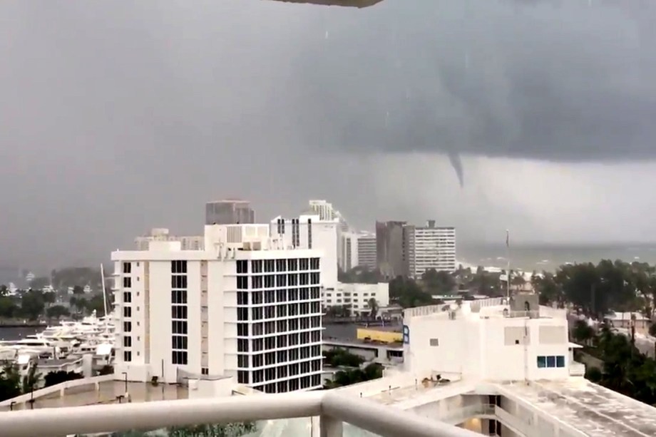 Internauta registra tornado se aproximando de Fort Lauderdale, na Flórida, poucas horas antes do furacão Irma atingir a costa sudeste dos Estados Unidos