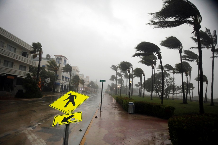 Vento e chuva fortes anunciam a chegada do furacão Irma na costa dos Estados Unidos