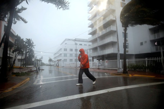 Homem caminha pelas ruas de South Beach, em Miami, na Flórida, durante a chegada do furacão Irma nos Estados Unidos