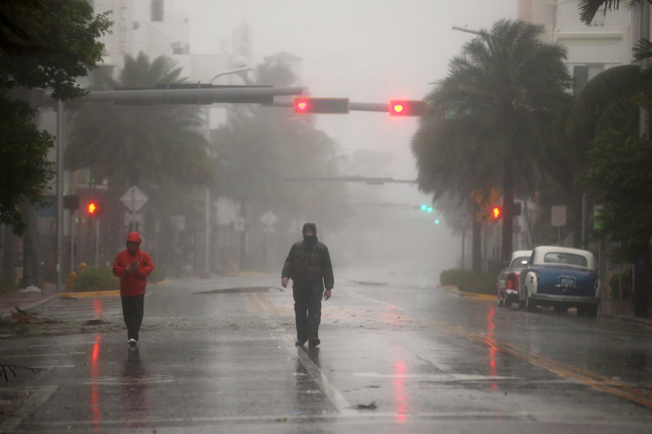 Homem caminha pelas ruas de South Beach, em Miami, na Flórida, durante a chegada do furacão Irma nos Estados Unidos