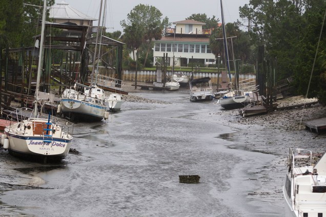 Barcos invadem estrada em Crawfordville, na Flórida, após tempestade causada pelo furacão Irma