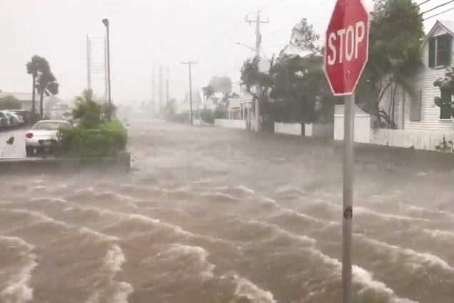 Moradores filmam tempestade causada pela chegada do furacão Irma em Key West, na Flórida, Estados Unidos