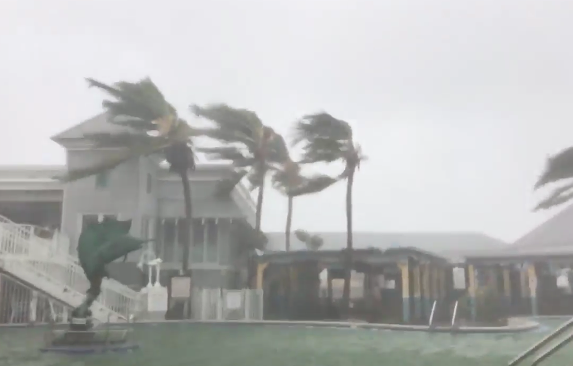 Hóspede filma tempestade e ventos fortes em condomínio residencial em Key West, na Flórida, com a chegada do furacão Irma
