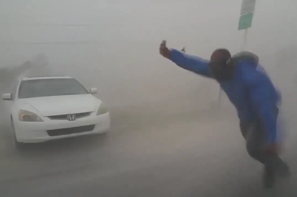 Homem mede velocidade dos ventos com aparelho durante tempestade causada pelo furacão Irma em Key West, na Flórida