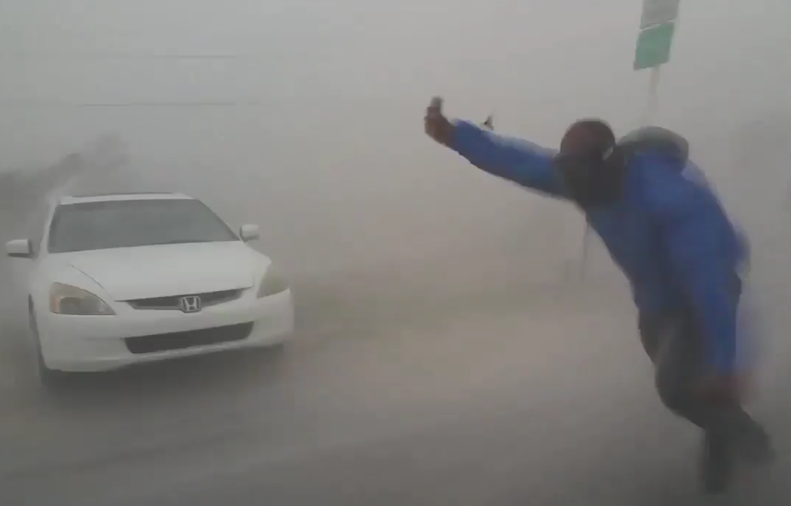 Homem mede velocidade dos ventos com aparelho durante tempestade causada pelo furacão Irma em Key West, na Flórida