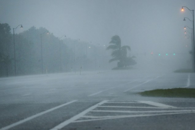 Vento e chuva fortes castigam região de Bonita Springs, na Flórida, por onde o furacão Irma está passando
