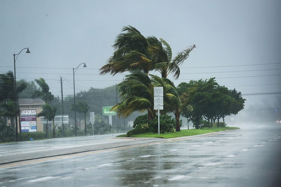 Vento e chuva fortes castigam região de Bonita Springs, na Flórida, por onde o furacão Irma está passando