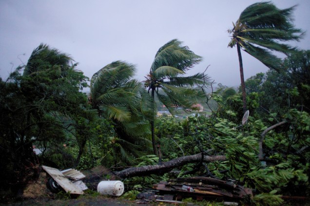 Rajadas de vento e fortes chuvas causadas pelo furacão Maria atingem a cidade de Petit-Bourg na ilha francesa do Caribe de Guadalupe. A tempestade chegou à categoria 5, considerada potencialmente catastrófica, e atingiu outras ilhas caribenhas como Dominica, em Porto Rico - 19/09/2017