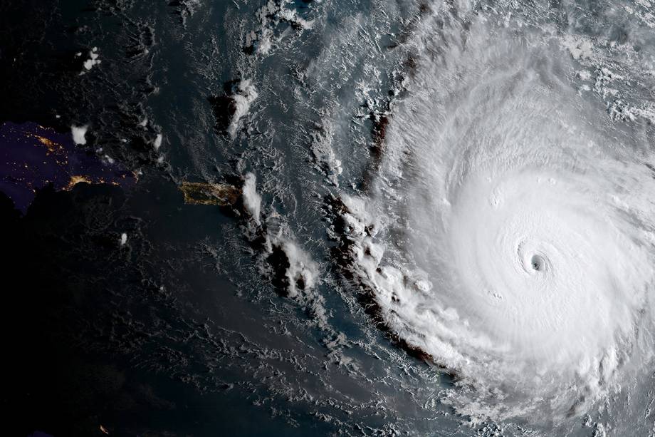 Furacão Irma sobre o Oceano Atlântico a caminho de Porto Rico e das Ilhas Virgens -  06/09/2017