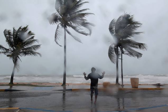 Homem é fotografado em meio a fortes ventos na costa de Luquillo, em Porto Rico, durante a passagem do furacão Irma pelo Caribe - 06/09/2017