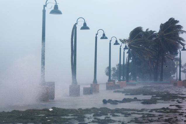 Ondas gigantes batem na costa de Fajardo, em Porto Rico, durante a passagem do furacão Irma pelo Caribe - 06/09/2017