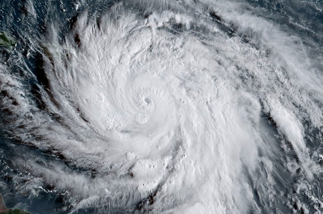 A imagem de satélite feita pela Administração Nacional Oceânica e Atmosférica (NOAA), mostra o furacão Maria. A tempestade chegou nesta terça-feira (19) à ilha do Caribe Oriental da Dominica, em Porto Rico