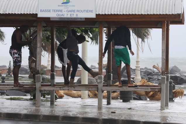 Furacão Maria atinge a cidade de Basse-Terre na ilha francesa do Caribe de Guadalupe. A tempestade chegou à categoria 5, considerada potencialmente catastrófica, e atingiu outras ilhas caribenhas como Dominica, em Porto Rico - 19/09/2017