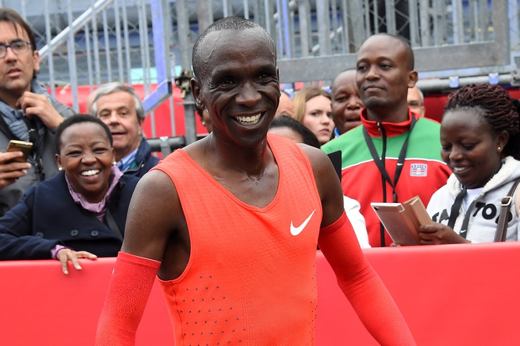 Eliud Kipchoge, maratonista coreano após prova em Monza, na Itália