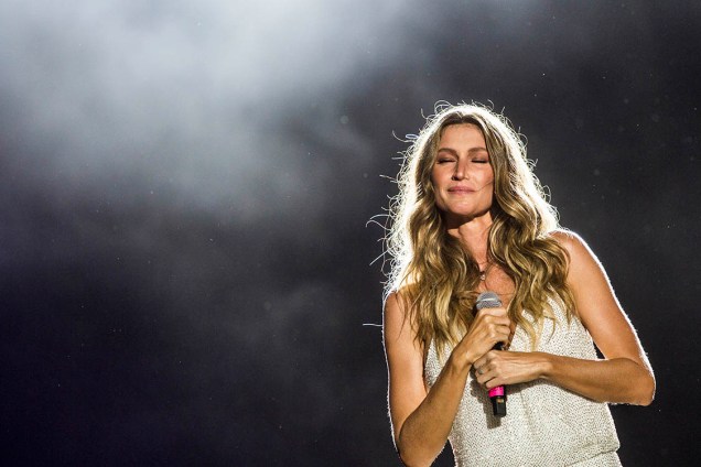 A modelo Gisele Bündchen fala ao público durante o primeiro dia de Rock in Rio