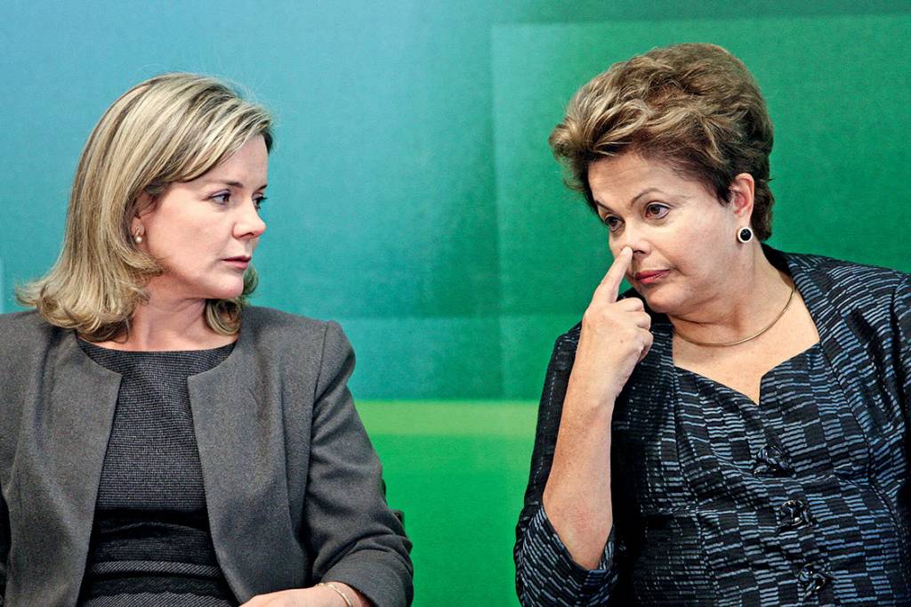 Brasília (DF), 03/07/2013 - A Presidente Dilma Rousseff e a ministra de Relações Institucionais Gleisi Hoffmann, durante Cerimônia de Assinatura do Primeiro Anúncio Público de Terminais de Uso Privado. Foto André Coelho / Agência O Globo