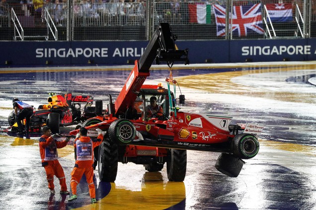 Sebastian Vettel e Kimi Raikkonen batem logo na largada do GP de Cingapura, o 14º da temporada 2017 de F1 - 17/09/2017