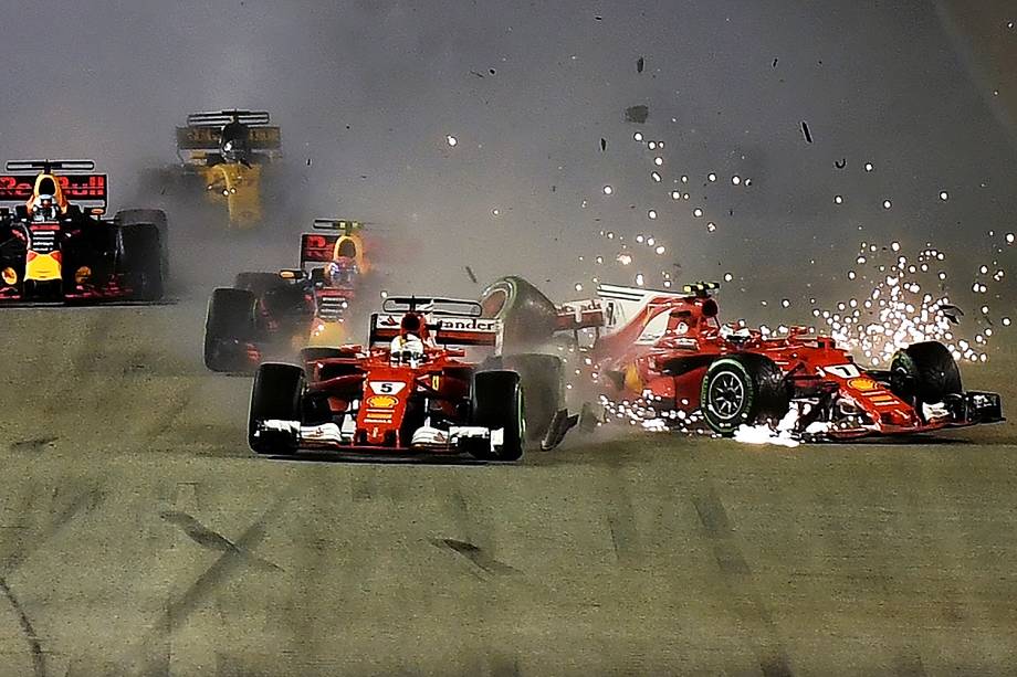 Sebastian Vettel e Kimi Raikkonen batem logo na largada do GP de Cingapura, o 14º da temporada 2017 de F1 - 17/09/2017